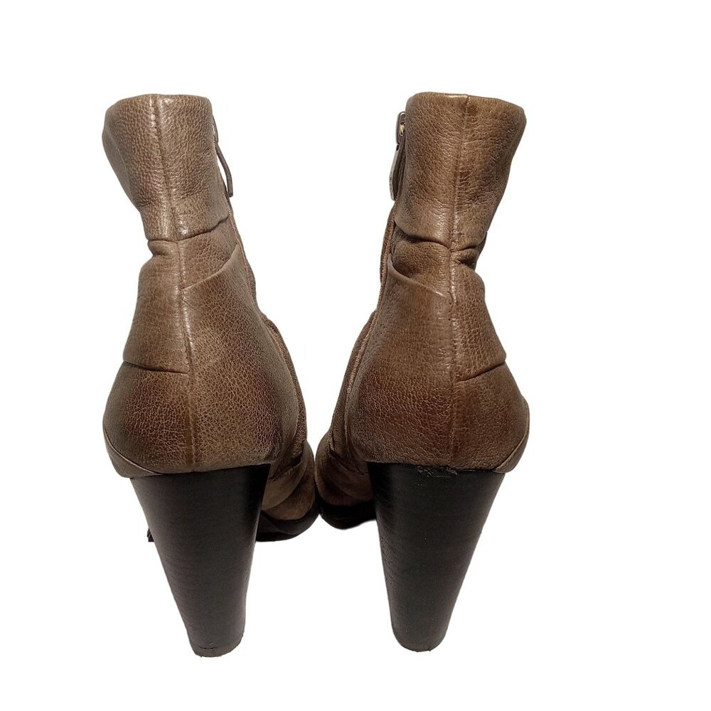 Vince Camuto Belta Ankle Boots Taupe Brown Sz 8.5 Stacked Heel Zipper Pleated - Picture 7 of 16